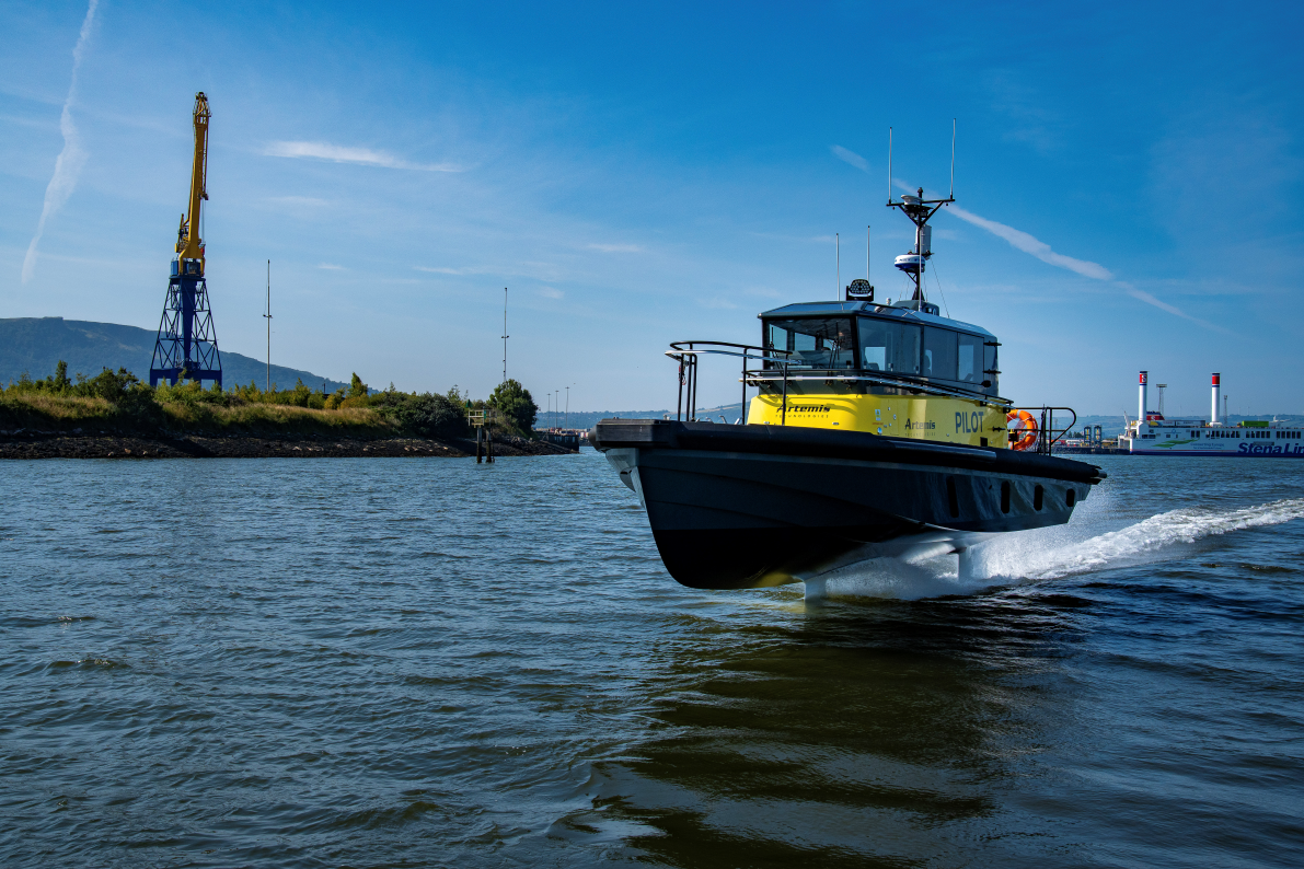 Electric hydrofoil pilot boat